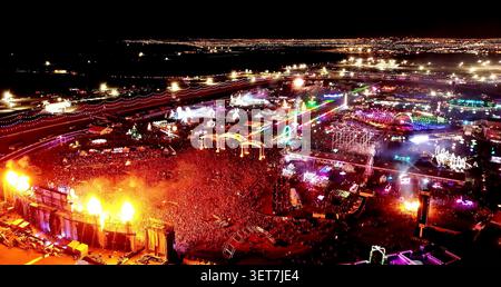 Vista aerea dell'Electric Daisy Carnival Music Festival di notte, con luci di scena, pirotecnici e una grande folla a Las Vegas, Nevada Foto Stock
