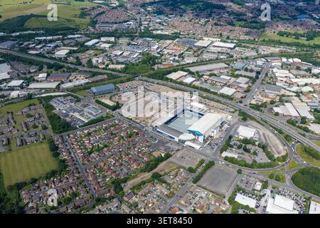 Leeds UK, 19 giugno 2026: Veduta aerea ad alta quota dello stadio di calcio Elland Road a Leeds che mostra la casa del Leeds United accanto ai dintorni Foto Stock
