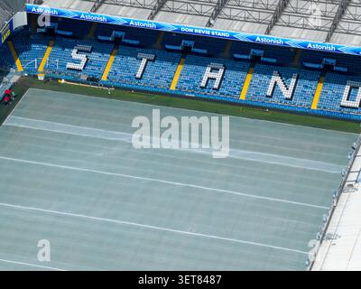 Leeds UK, 19 giugno 2026: Veduta aerea all'interno dello stadio di calcio Elland Road incentrata sul Don Revie Stand con posti a sedere del Leeds United coperti che giocano su Foto Stock