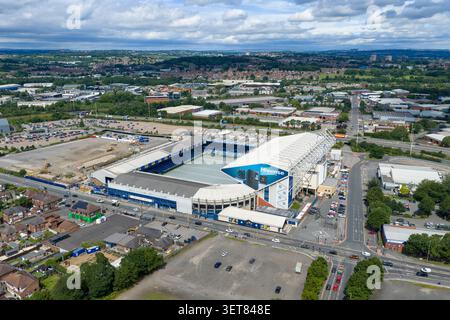 Leeds UK, 19 giugno 2026: Veduta aerea dello stadio di calcio Elland Road a Leeds, sede del Leeds United, che mostra l'iconica sede sportiva che circonda la strada Foto Stock