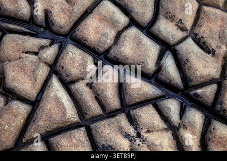 L'erosione naturale dell'acqua di mare a Kimmeridge Bay sulla Jurassic Coast del Dorset crea uno sfondo geologico astratto di calcare intempestivo. Foto Stock