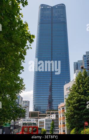 Complesso residenziale AZABU INTERNATIONAL PLAZA a Tokyo. Un complesso residenziale alto e moderno con viste panoramiche della città. Nelle vicinanze si trova la stazione della metropolitana di Azabu-juban Foto Stock