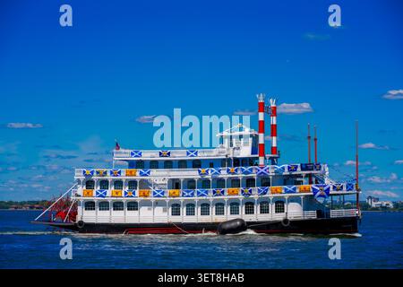 New York, NY, USA - 16 giugno 2026: Empire Cruise Ship New York Foto Stock
