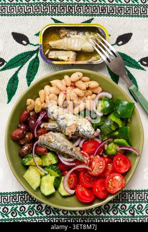 Insalata greca con condimento al limone e sardine. Focalizzata su veiw.selective Foto Stock