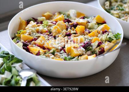 Verdura fresca e Macedonia di frutta serviti nel recipiente. Sano background dei pasti estivi promuovendo una nutrizione equilibrata una dieta leggera e uno stile di vita sano. Foto Stock