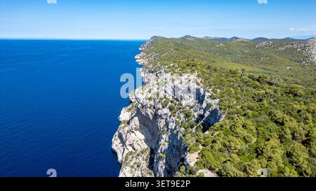 Vista aerea delle spettacolari scogliere calcaree del Parco naturale di Telascica, ricoperte da una lussureggiante vegetazione mediterranea, che si affaccia sul blu profondo dell'Adriatico se Foto Stock