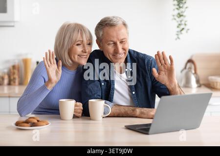 Felice anziano coppia caucasica Video chattare a casa, sorridere insieme, concetto di famiglia Foto Stock