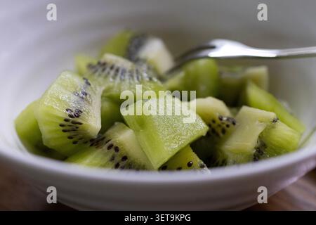 Fette di frutta Kiwi fresca in Bowl Close Up concetto di sana alimentazione Foto Stock