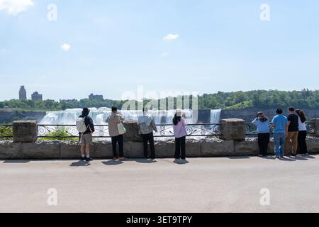 Cascate del Niagara, Ontario, Canada – 6 giugno 2026: Turisti che osservano le cascate dalla Niagara Parkway sul lato canadese in Ontario, Canada. Foto Stock