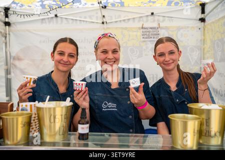 Praga, Repubblica Ceca. 21 giugno 2026. I venditori posano per le foto durante il Prague Ice Cream Festival a Praga, nella Repubblica Ceca, 21 giugno 2026. Crediti: Dana Kesnerova/Xinhua/Alamy Live News Foto Stock