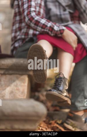 Coppia che si diverte a trascorrere un bel periodo autunnale-invernale all'aperto Foto Stock