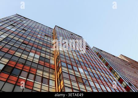 Un nuovo quartiere con alti edifici a più piani a San Pietroburgo. Zona residenziale con molti appartamenti. Classe economica economica economica h Foto Stock