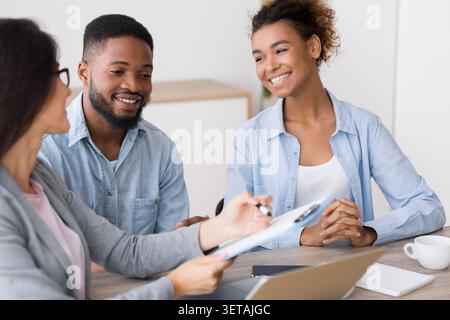 Gladful americano africano giovane ascoltando consigliere finanziario la consulenza Foto Stock