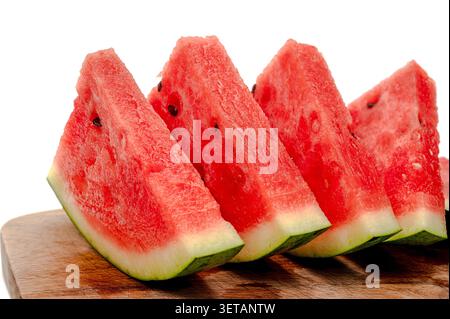 L'anguria rossa fresca si fetta di fila su una tavola di legno Foto Stock