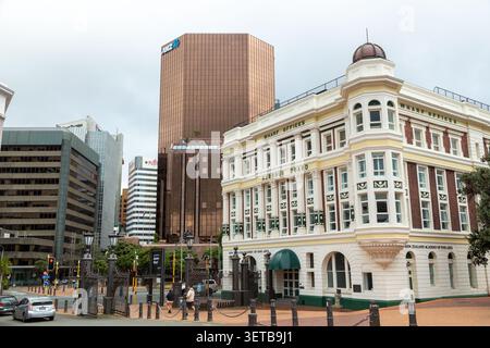Un grattacielo moderno con finestre in vetro riflettente, che ospita il logo ANZ Bank in alto, Wellington, North Island, nuova Zelanda Foto Stock