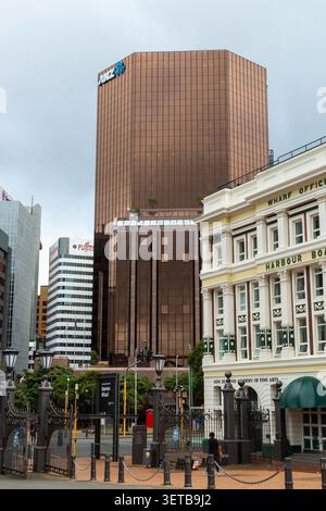 Un grattacielo moderno con finestre in vetro riflettente, che ospita il logo ANZ Bank in alto, Wellington, North Island, nuova Zelanda Foto Stock