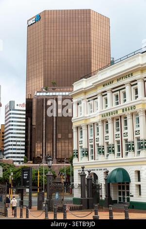 Un grattacielo moderno con finestre in vetro riflettente, che ospita il logo ANZ Bank in alto, Wellington, North Island, nuova Zelanda Foto Stock