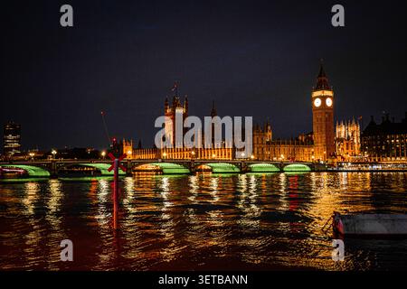 Big Ben e il ponte di Westminster di notte Foto Stock