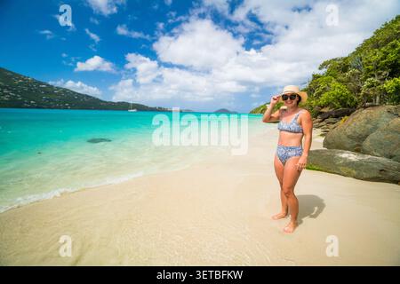 Donna sorridente in bikini su una splendida spiaggia tropicale Foto Stock