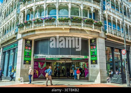 Ingresso principale del centro commerciale St Stephens Green nel centro di Dublino, Irlanda, con gli amanti dello shopping che passano accanto ai negozi Foto Stock