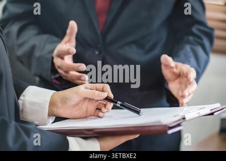 Avvocato di giustizia che sta considerando un documento legale in tribunale. Foto Stock