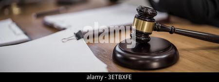 Avvocato di giustizia che sta considerando un documento legale in tribunale. Foto Stock