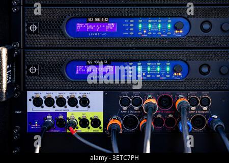 Leopoli, Ucraina - 21 giugno 2026: Ricevitori per chitarra wireless line 6 Relay G90 in rack audio professionale con cavi collegati Foto Stock