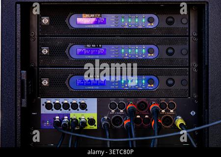Leopoli, Ucraina - 21 giugno 2026: Ricevitori per chitarra wireless line 6 Relay G90 in rack audio professionale con cavi collegati Foto Stock