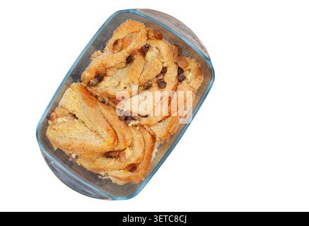 Budino tradizionale di pane e burro con uvetta servito in una teglia di vetro isolata su sfondo trasparente. Dessert classico e confortevole ideale per Foto Stock