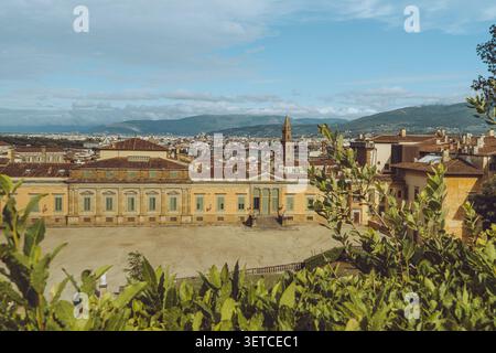 Giardini di Boboli, Firenze, Italia, veduta panoramica dello stagno della fontana di Nettuno con il Palazzo Pitti e il paesaggio urbano sullo sfondo. Foto Stock