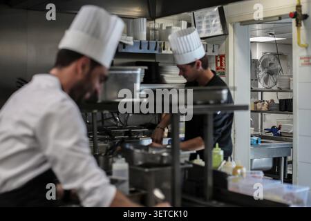 Caen, Francia. 22 giugno 2026. © PHOTOPQR/OUEST FRANCE/Charles BBURY ; CAEN ; 22/06/2026 ; Dans la cuisine d un Restaurant, un ventilateur installe pour les cuisine. Une nouvelle periode de canicule en France. ICI a Caen (Calvados), la temperature atteint 36 degres au Plus fort de la journee. Foto Charles Bury/Ouest-France Heatwave in Francia, qui Caen 45 dipartimenti in allarme rosso, fino a 43° crediti attesi: MAXPPP/Alamy Live News Foto Stock