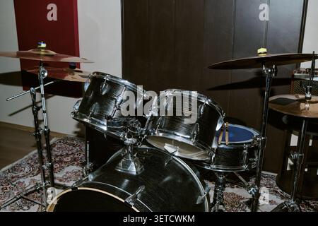 Promozione Drum Set in Music Studio per le prove della band Foto Stock