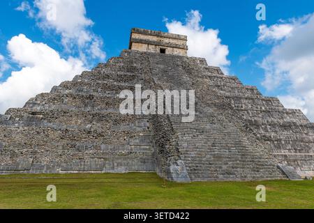 Piramide di Kukulkan in primavera, Chichen Itza, Messico. Foto Stock