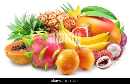 Raccolta di frutta esotica tropicale fresca, tra cui ananas, mango, banana e altri, isolata su sfondo bianco. Tracciato di ritaglio. Foto Stock