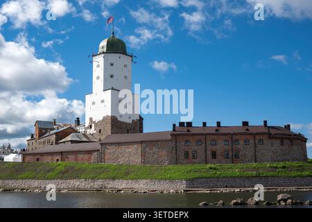 Vista dell'antico castello di Vyborg dall'argine della città. Regione di Leningrado, Russia Foto Stock