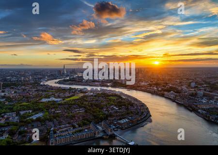 Ampia vista panoramica al tramonto dello skyline di Londra in Inghilterra con il Tamigi che conduce con il suo torrente curvo nella città Foto Stock
