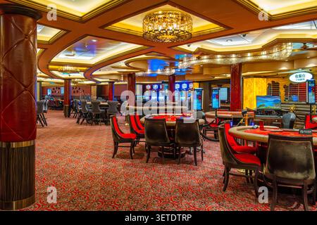 Shanghai, Cina - 10 maggio 2026: Spazioso casinò a bordo di una nave da crociera Royal Caribbean con tavoli da gioco, slot machine, interni di lusso Foto Stock