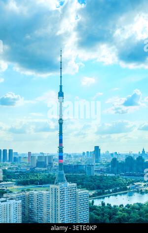 La torre della televisione di Ostankino e il bellissimo panorama di Mosca. Foto Stock