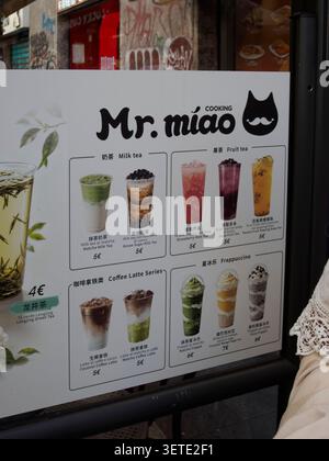 Milano, Italia 13 giugno 2026 il Sig. Miao Bubble Tea Shop propone diverse bevande fredde, tra cui matcha, zucchero di canna, fragole e mango frapp Foto Stock