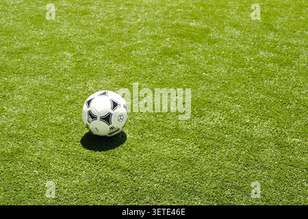 Pallone da calcio poggiato su erba verde presso il campo sportivo all'aperto di Toronto, Ontario, Canada. Foto Stock