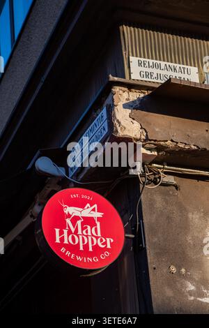 Cartello rotondo di Mad Hopper Brewing Co. All'angolo tra Mannerheimintie e Reijolankatu nel quartiere Taka-Töölö di Helsinki, Finlandia Foto Stock