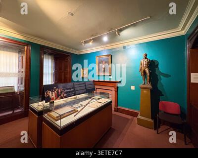 Vista interna del Museo degli scrittori nella casa di Lady Stair, con una statua di Robert Burns, ritratto e vetrina di archivio letterario. Foto Stock