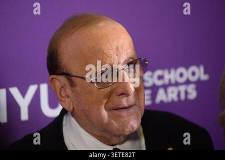 Clive Davis frequenta il Galà Tisch School of the Arts 2018 della New York University a capitale il 16 aprile 2018 a New York. Foto Stock