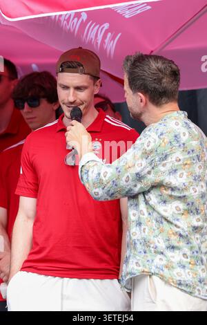 Monaco, Germania. 22 giugno 2026. Andreas Obst (FC Bayern Basketball, #13) auf der Buehne im Pineapple Park Muenchen, GER, FC Bayern Basketball, Saisonabschluss fan-Fest, Saison 2025/2026, 22.06.2026, foto: Eibner-Pressefoto/Jenni Maul credito: dpa/Alamy Live News Foto Stock