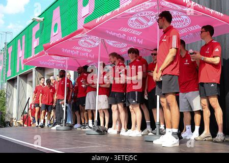 Monaco, Germania. 22 giugno 2026. DAS Team des FC Bayern Basketball auf der Buehne im Pineapple Park Muenchen, GER, FC Bayern Basketball, Saisonabschluss fan-Fest, Saison 2025/2026, 22.06.2026, foto: Eibner-Pressefoto/Jenni Maul credito: dpa/Alamy Live News Foto Stock