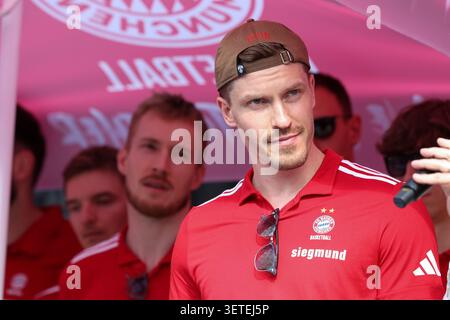 Monaco, Germania. 22 giugno 2026. Andreas Obst (FC Bayern Basketball, #13) auf der Buehne im Pineapple Park Muenchen, GER, FC Bayern Basketball, Saisonabschluss fan-Fest, Saison 2025/2026, 22.06.2026, foto: Eibner-Pressefoto/Jenni Maul credito: dpa/Alamy Live News Foto Stock