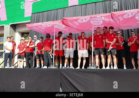 Monaco, Germania. 22 giugno 2026. DAS Team des FC Bayern Basketball auf der Buehne im Pineapple Park Muenchen, GER, FC Bayern Basketball, Saisonabschluss fan-Fest, Saison 2025/2026, 22.06.2026, foto: Eibner-Pressefoto/Jenni Maul credito: dpa/Alamy Live News Foto Stock