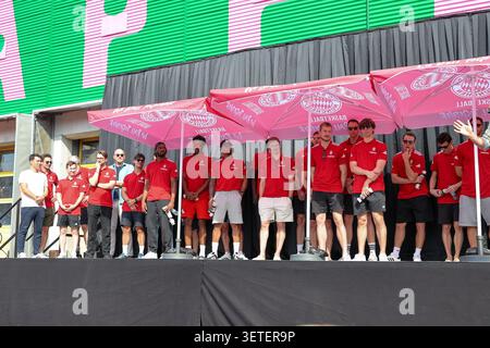 Monaco, Germania. 22 giugno 2026. DAS Team des FC Bayern Basketball auf der Buehne im Pineapple Park Muenchen, GER, FC Bayern Basketball, Saisonabschluss fan-Fest, Saison 2025/2026, 22.06.2026, foto: Eibner-Pressefoto/Jenni Maul credito: dpa/Alamy Live News Foto Stock