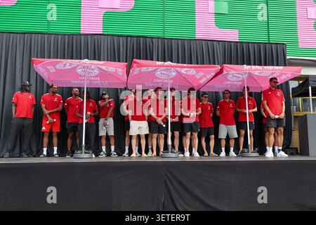 Monaco, Germania. 22 giugno 2026. DAS Team des FC Bayern Basketball auf der Buehne im Pineapple Park Muenchen, GER, FC Bayern Basketball, Saisonabschluss fan-Fest, Saison 2025/2026, 22.06.2026, foto: Eibner-Pressefoto/Jenni Maul credito: dpa/Alamy Live News Foto Stock