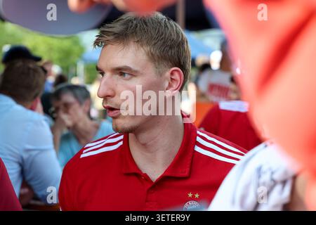 Monaco, Germania. 22 giugno 2026. Justuz Hollatz (FC Bayern Basketball, #21), GER, FC Bayern Basketball, Saisonabschluss fan-Fest, Saison 2025/2026, 22.06.2026, foto: Eibner-Pressefoto/Jenni Maul credito: dpa/Alamy Live News Foto Stock